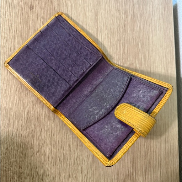 Authentic Vintage Louis Vuitton Epi Leather 1997 Porte-Billets Compact Wallet - Picture 4 of 12